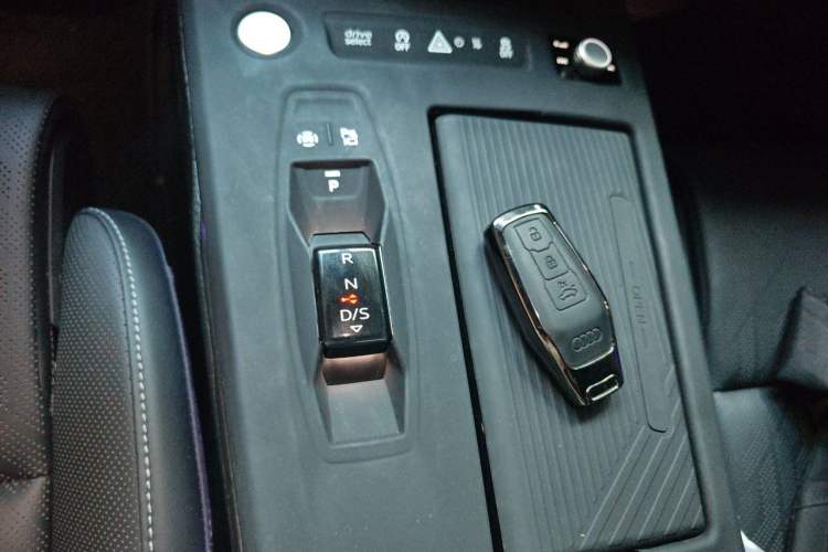 Used Audi A6L 2026 Model 2.0T Premium Elegant Edition Gear Lever