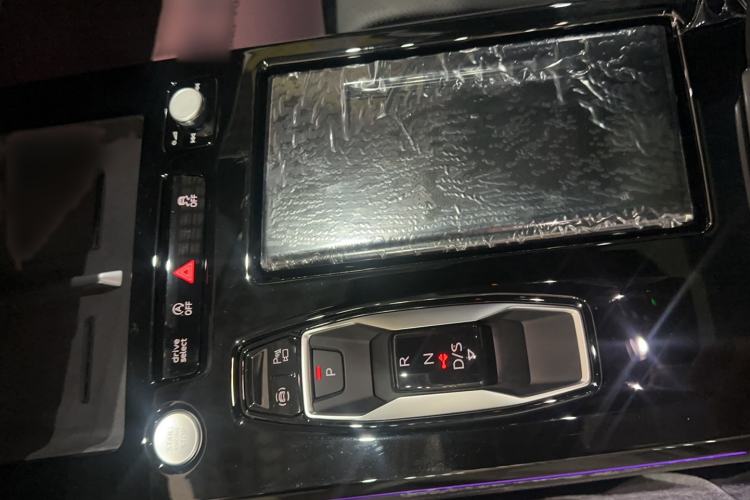 Used Audi A6L 2026 Model 2.0T Premium Elegant Edition Gear Lever