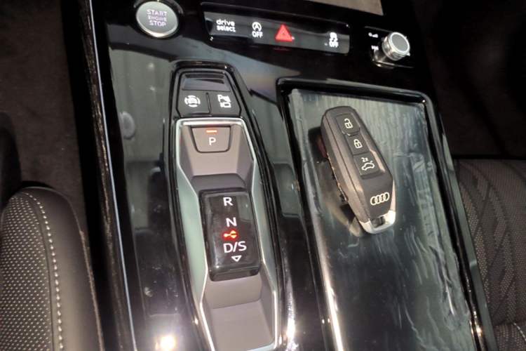 Used Audi A6L 2026 Model 2.0T Premium Elegant Edition Gear Lever