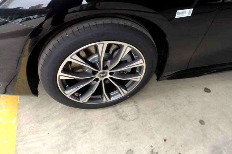 Used Audi A6L 2026 Model 2.0T Premium Elegant Edition Left Front Wheel Hub