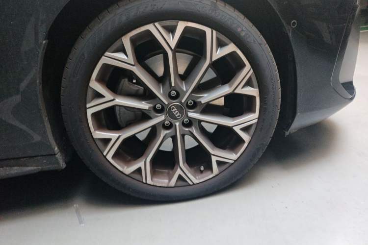 Used Audi A6L 2026 Model 2.0T Premium Elegant Edition Right Front Wheel Hub