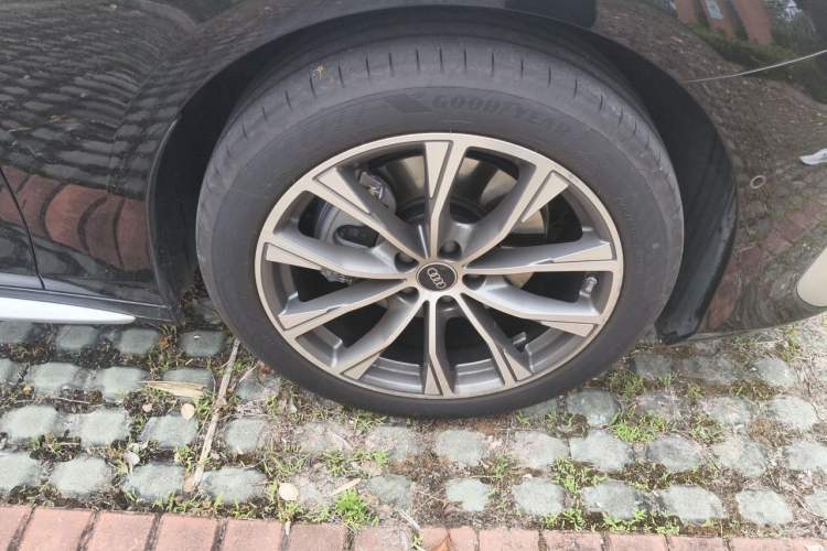 Used Audi A6L 2026 Model 2.0T Selected Elegant Edition Right Front Wheel Hub