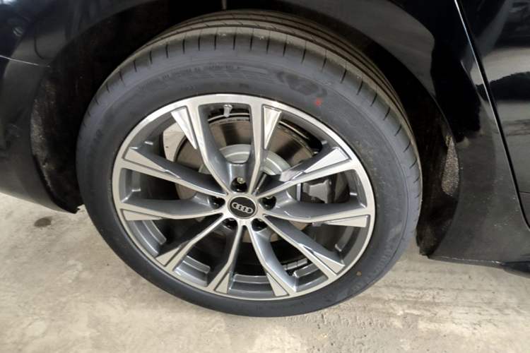 Used Audi A6L 2026 Model 2.0T Premium Elegant Edition Right Rear Wheel Hub