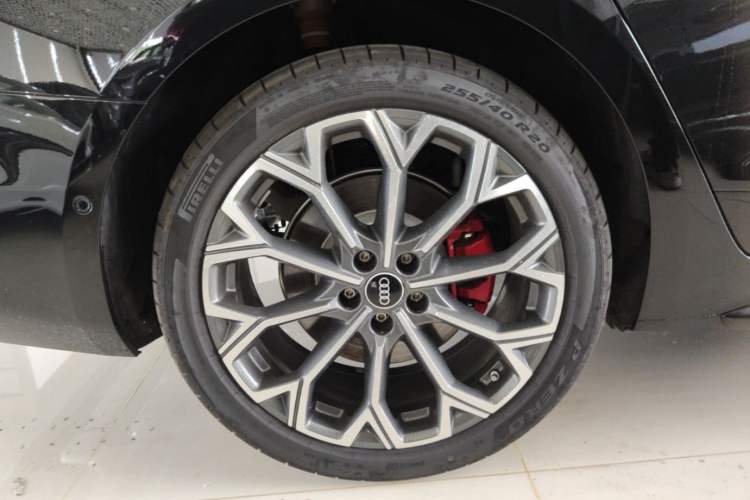 Used Audi A6L 2026 Model 2.0T quattro Premium Elegant Edition Right Rear Wheel Hub