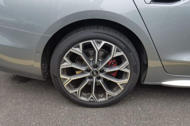 Used Audi A6L 2026 Model 2.0T quattro Premium Elegant Edition Right Rear Wheel Hub
