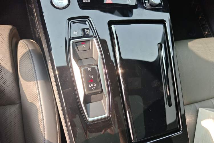 Used Audi A6L 2026 Model 2.0T quattro Premium Elegant Edition Gear Lever