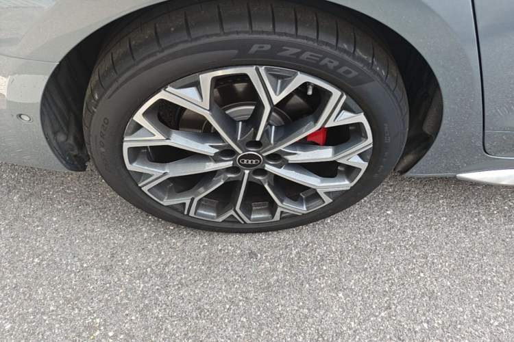 Used Audi A6L 2026 Model 2.0T quattro Premium Elegant Edition Right Rear Wheel Hub