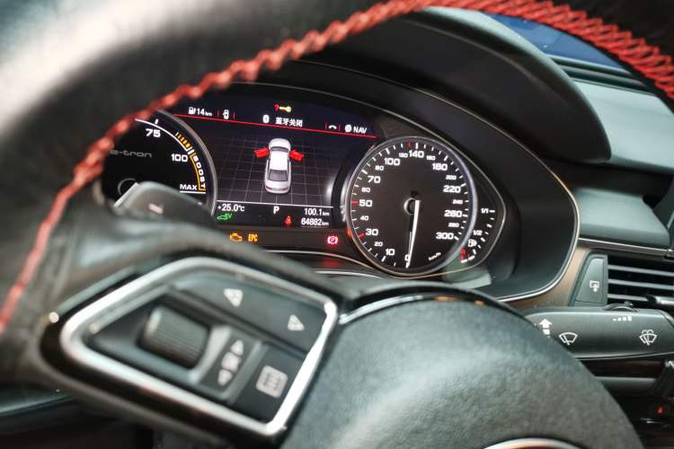 Used Audi A6L New Energy 2018 40 e-tron Odometer Close Up