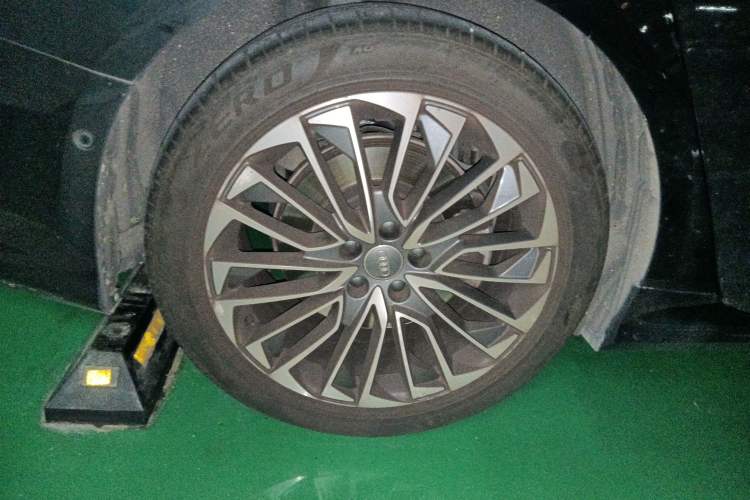 Used Audi A6L New Energy 2020 55 TFSI e quattro Right Front Wheel Hub