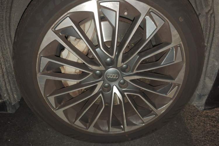 Used Audi A6L New Energy 2020 55 TFSI e quattro Right Front Wheel Hub