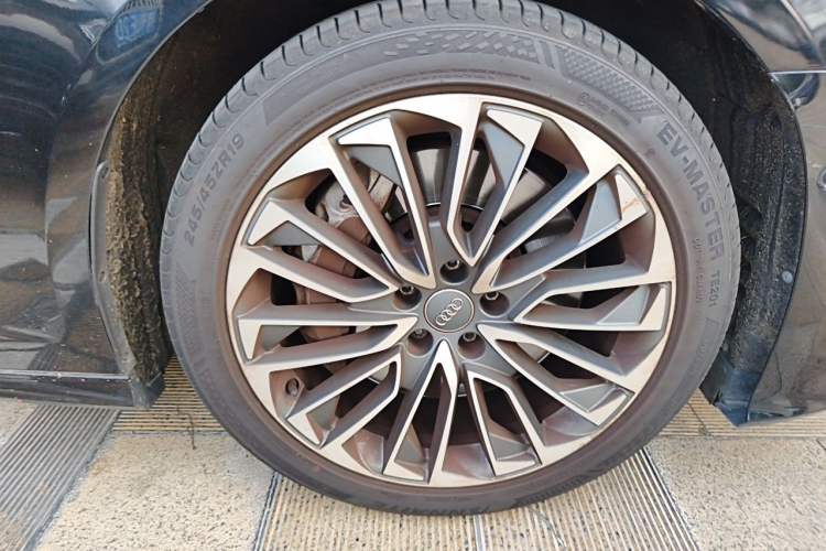 Used Audi A6L New Energy 2020 55 TFSI e quattro Right Front Wheel Hub