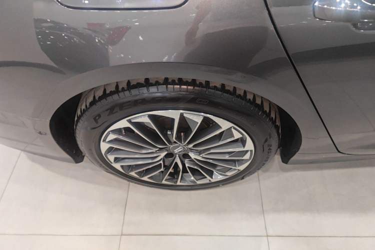 Used Audi A6L New Energy 2020 55 TFSI e quattro Right Rear Wheel Hub