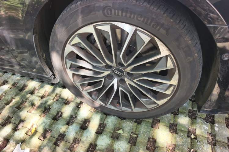 Used Audi A6L New Energy 2022 55 TFSI e quattro Right Front Wheel Hub