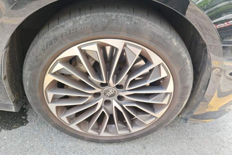 Used Audi A6L New Energy 2022 55 TFSI e quattro Right Front Wheel Hub