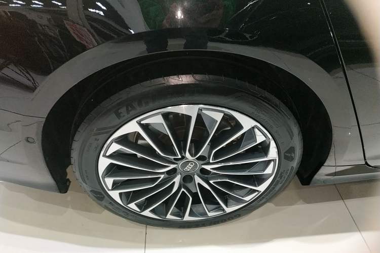 Used Audi A6L New Energy 2022 55 TFSI e quattro Right Rear Wheel Hub