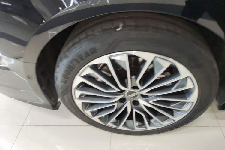 Used Audi A6L New Energy 2022 55 TFSI e quattro Right Rear Wheel Hub