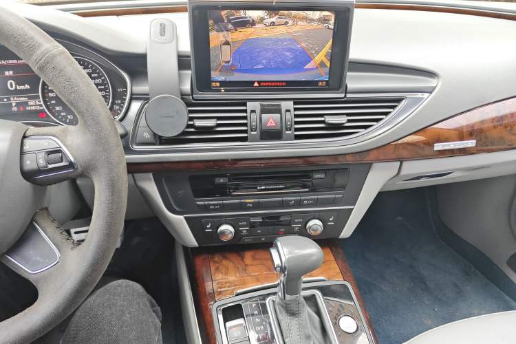 Used Audi A7 2012 2.8FSI quattro Ambition model Audio And AC Panel