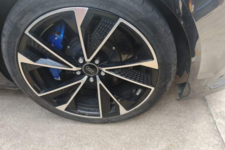Used Audi A7 2012 2.8FSI quattro Ambition model Right Front Wheel Hub