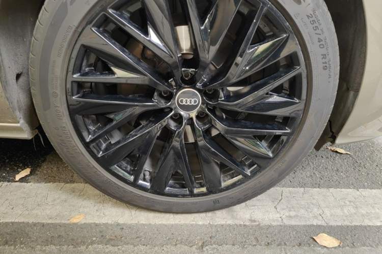 Used Audi A7 2012 2.8FSI quattro Ambition model Right Front Wheel Hub