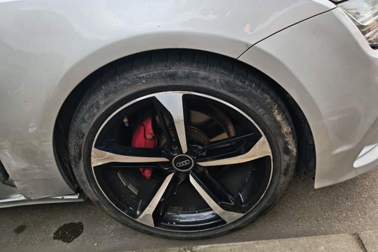Used Audi A7 2012 2.8FSI quattro Ambition model Right Front Wheel Hub