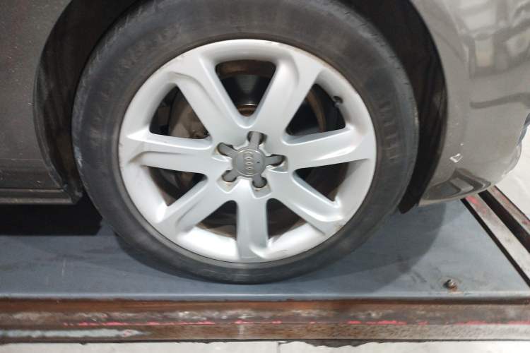 Used Audi A7 2012 2.8FSI quattro Ambition model Right Front Wheel Hub