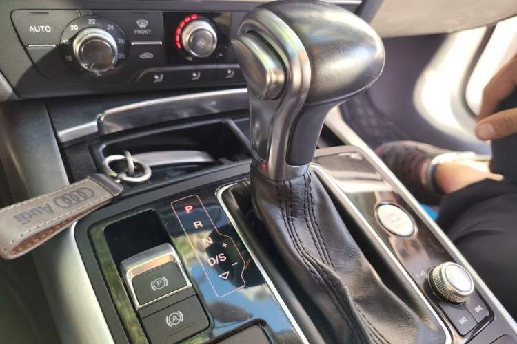 Used Audi A7 2012 2.8FSI quattro Ambition model Gear Lever