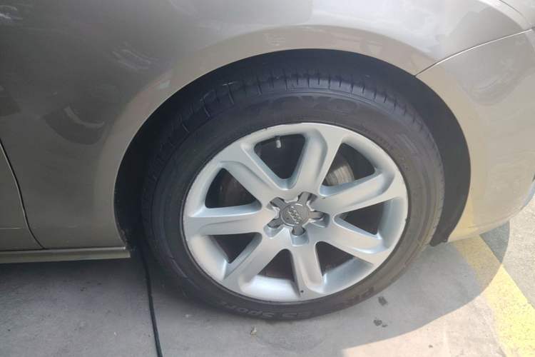 Used Audi A7 2012 2.8FSI quattro Ambition model Right Front Wheel Hub
