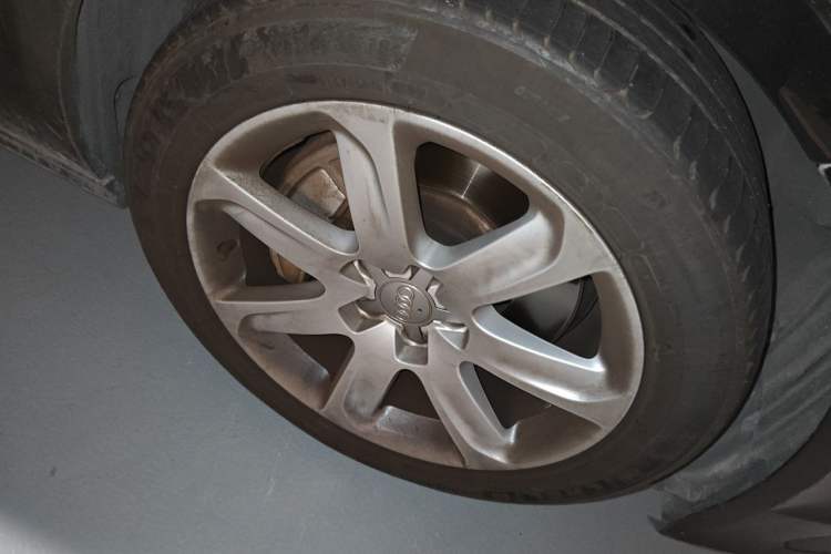 Used Audi A7 2013 50 TFSI quattro Comfort trim Right Front Wheel Hub