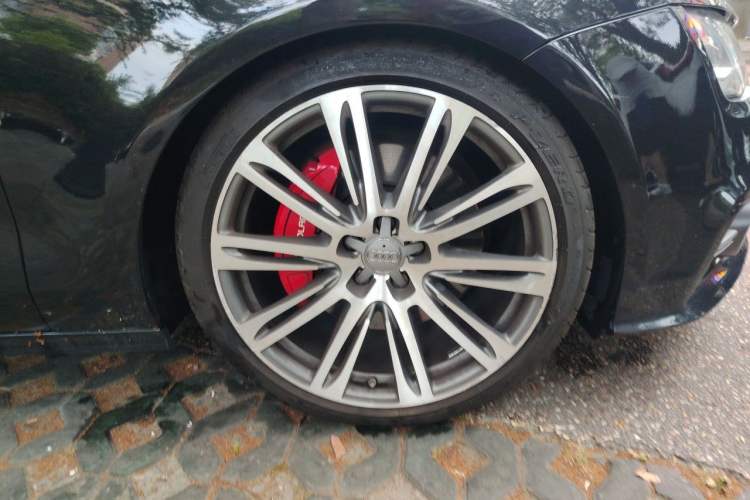 Used Audi A7 2013 50 TFSI quattro Comfort trim Right Front Wheel Hub