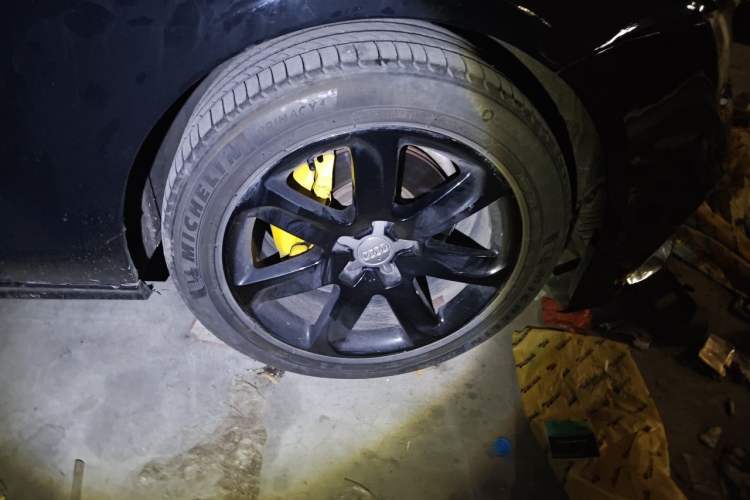 Used Audi A7 2013 30 FSI Standard Edition Right Front Wheel Hub