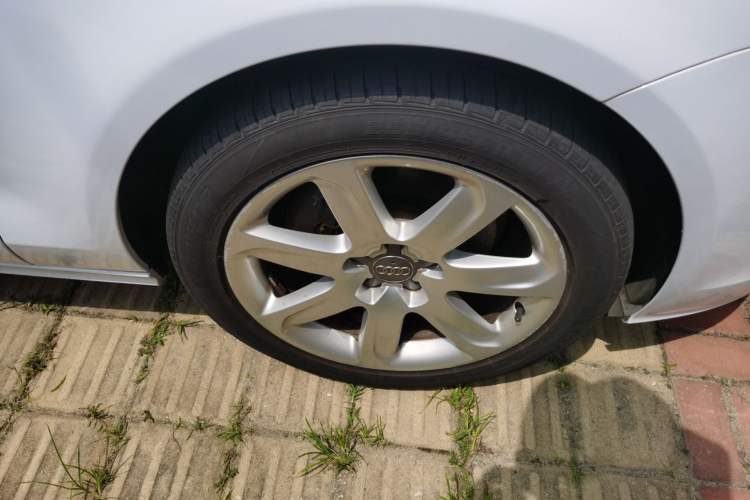 Used Audi A7 2013 30 FSI Standard Edition Right Front Wheel Hub