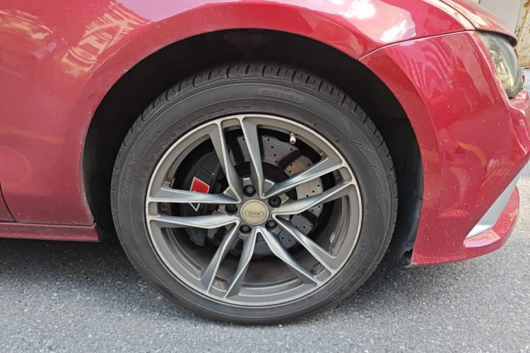 Used Audi A7 2013 50 TFSI quattro Comfort trim Right Front Wheel Hub