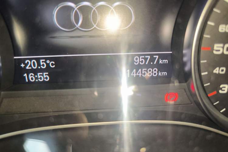Used Audi A7 2013 30 FSI Standard Edition Odometer Close Up