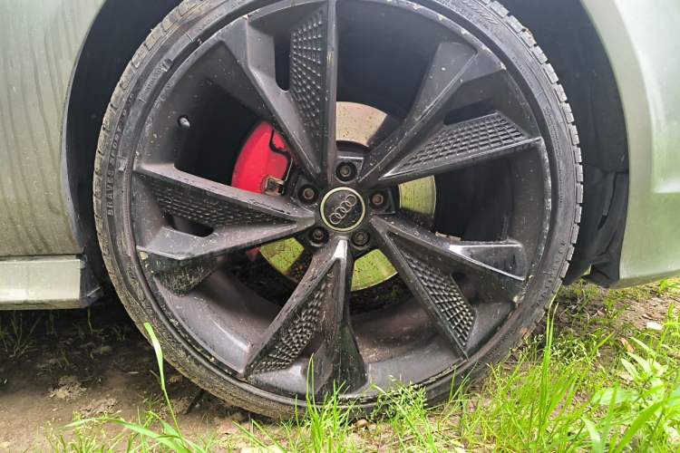 Used Audi A7 2013 30 FSI Standard Edition Right Front Wheel Hub
