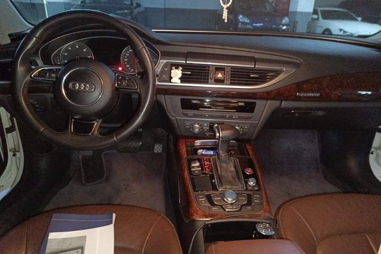 Used Audi A7 2013 50 TFSI quattro Comfort trim Center Console