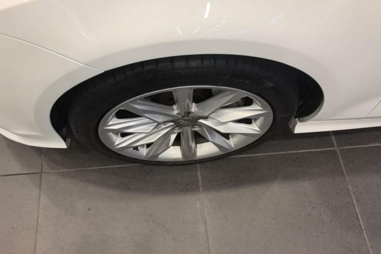 Used Audi A7 2013 50 TFSI quattro Luxury Model Left Front Wheel Hub