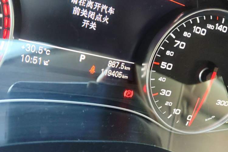 Used Audi A7 2013 30 FSI Standard Edition Odometer Close Up