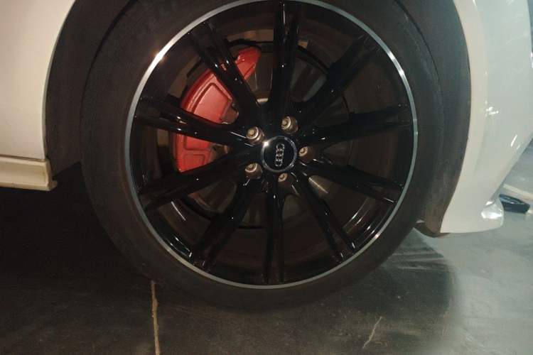 Used Audi A7 2013 50 TFSI quattro Comfort trim Right Front Wheel Hub