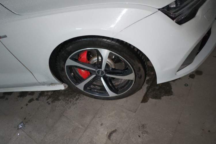 Used Audi A7 2013 50 TFSI quattro Comfort trim Right Front Wheel Hub