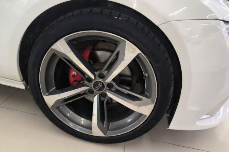 Used Audi A7 2013 30 FSI Standard Edition Right Front Wheel Hub