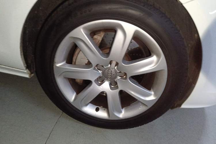 Used Audi A7 2013 50 TFSI quattro Comfort trim Right Front Wheel Hub
