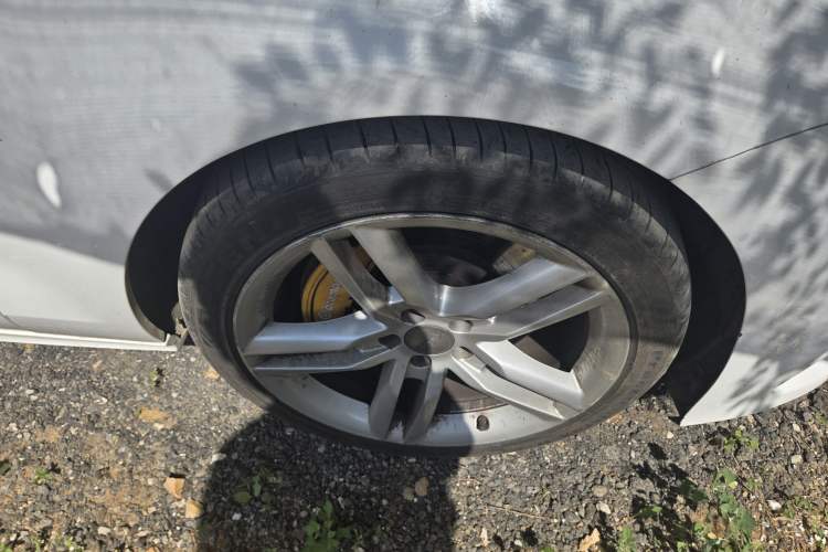 Used Audi A7 2013 50 TFSI quattro Comfort trim Right Front Wheel Hub