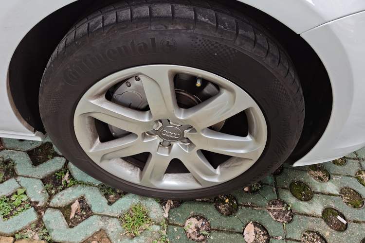 Used Audi A7 2013 30 FSI Standard Edition Right Front Wheel Hub