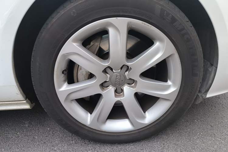 Used Audi A7 2013 50 TFSI quattro Comfort trim Right Front Wheel Hub