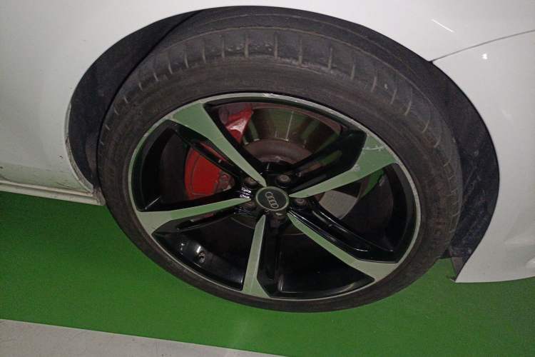 Used Audi A7 2013 50 TFSI quattro Comfort trim Right Front Wheel Hub