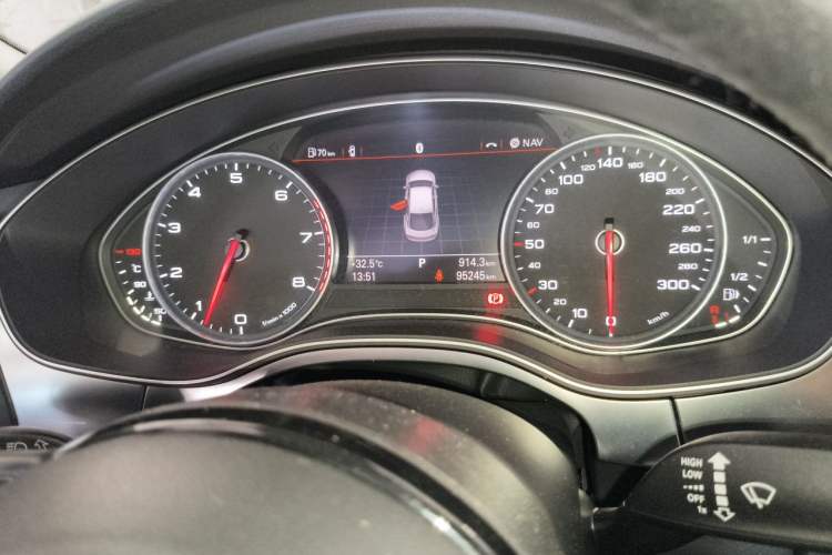 Used Audi A7 2014 35 FSI quattro Technology Edition Odometer Close Up