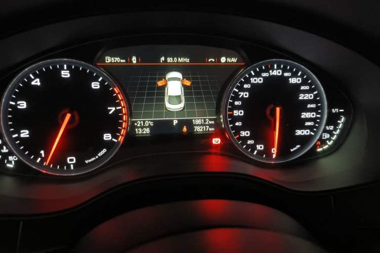 Used Audi A7 2014 35 FSI quattro Technology Edition Odometer Close Up