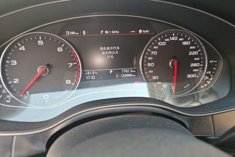 Used Audi A7 2014 35 FSI quattro Technology Edition Odometer Close Up