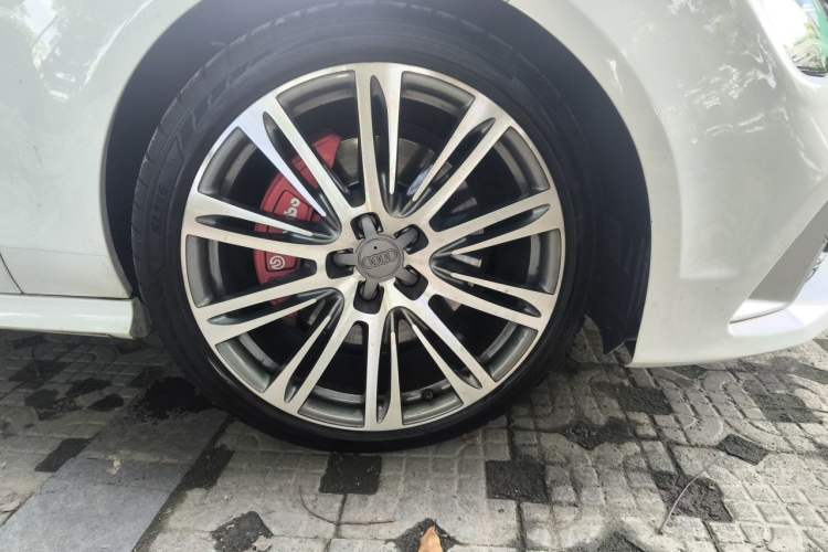 Used Audi A7 2014 50 TFSI quattro Luxury Model Right Front Wheel Hub