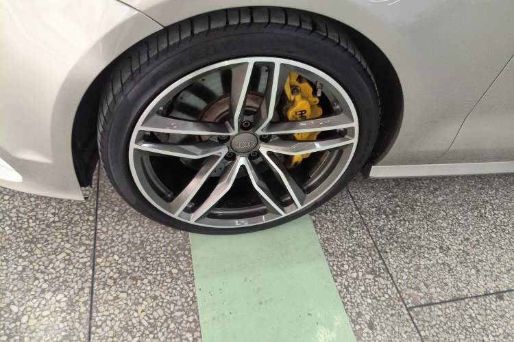 Used Audi A7 2016 50 TFSI quattro Comfort Model Left Front Wheel Hub
